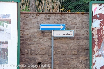 L'allestimento dell'esposizione fotografica At Home