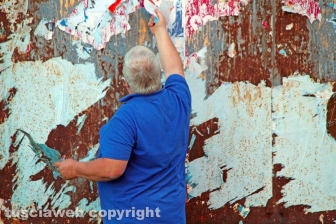 L'allestimento dell'esposizione fotografica At Home