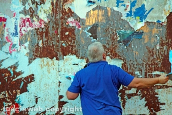 L'allestimento dell'esposizione fotografica At Home