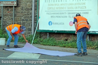 L'allestimento dell'esposizione fotografica At Home