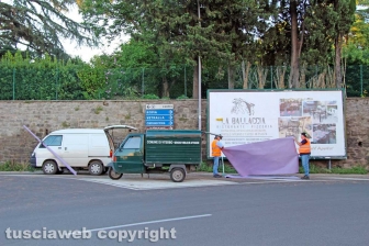 L'allestimento dell'esposizione fotografica At Home