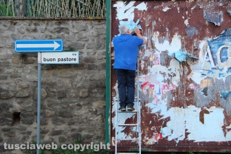 L'allestimento dell'esposizione fotografica At Home