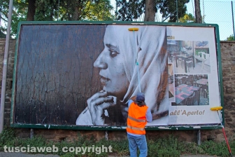 L'allestimento dell'esposizione fotografica At Home