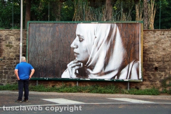 L'allestimento dell'esposizione fotografica At Home