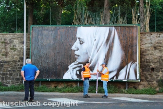 L'allestimento dell'esposizione fotografica At Home