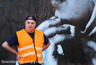 L'allestimento dell'esposizione fotografica At Home