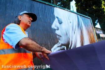 L'allestimento dell'esposizione fotografica At Home