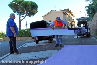 L'allestimento dell'esposizione fotografica At Home