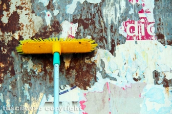 L'allestimento dell'esposizione fotografica At Home