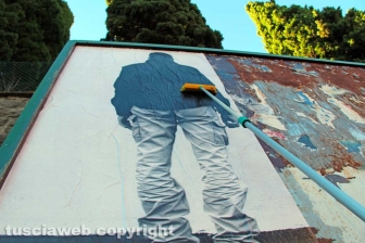 L'allestimento dell'esposizione fotografica At Home