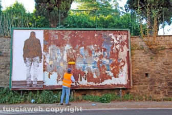 L'allestimento dell'esposizione fotografica At Home