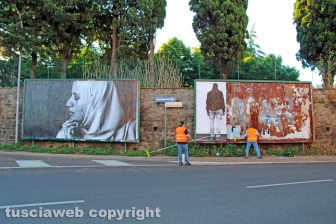 L'allestimento dell'esposizione fotografica At Home