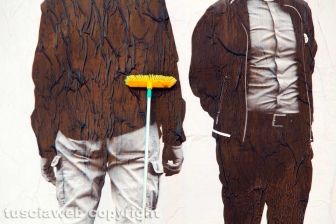 L'allestimento dell'esposizione fotografica At Home