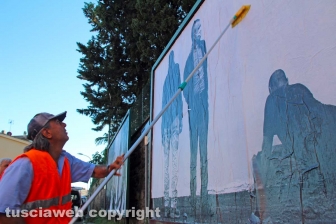 L'allestimento dell'esposizione fotografica At Home
