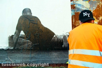 L'allestimento dell'esposizione fotografica At Home