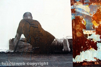 L'allestimento dell'esposizione fotografica At Home