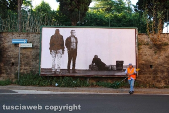 L'allestimento dell'esposizione fotografica At Home