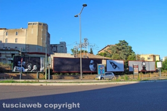 L'allestimento dell'esposizione fotografica At Home