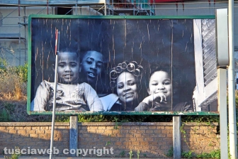 L'allestimento dell'esposizione fotografica At Home