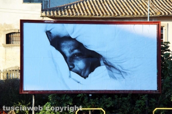 L'allestimento dell'esposizione fotografica At Home
