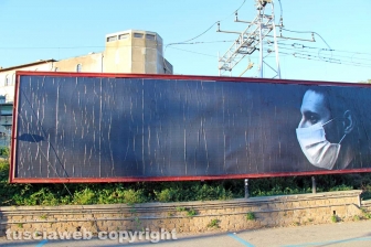 L'allestimento dell'esposizione fotografica At Home