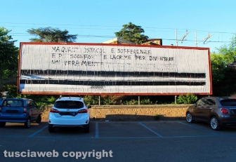 L'allestimento dell'esposizione fotografica At Home