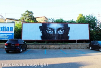 L'allestimento dell'esposizione fotografica At Home