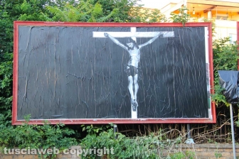 L'allestimento dell'esposizione fotografica At Home