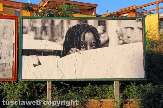 L'allestimento dell'esposizione fotografica At Home