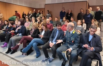 Tribunale - Personale, addetti ai lavori e ospiti nell'aula 6 per gli auguri di Natale e la benedizione del vescovo Piazza