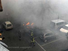 I vigili del fuoco spengono l\'auto in fiamme