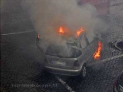 I vigili del fuoco spengono l\'auto in fiamme