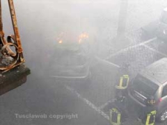 I vigili del fuoco spengono l\'auto in fiamme