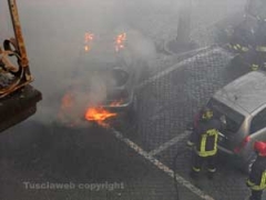 I vigili del fuoco spengono l\'auto in fiamme