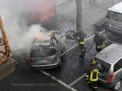 I vigili del fuoco spengono l'auto in fiamme