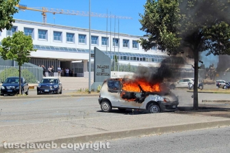 Auto a fuoco davanti al tribunale