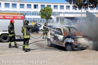 Auto a fuoco davanti al tribunale
