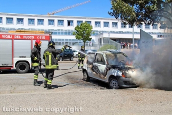 Auto a fuoco davanti al tribunale