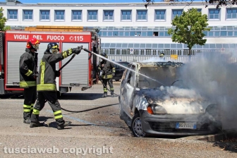 Auto a fuoco davanti al tribunale