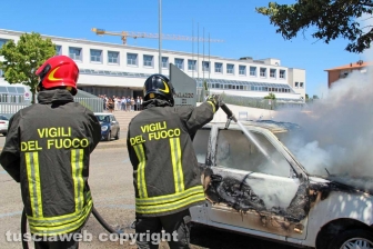 Auto a fuoco davanti al tribunale