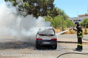 Auto a fuoco davanti al tribunale