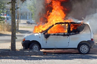Auto a fuoco davanti al tribunale