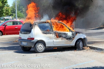 Auto a fuoco davanti al tribunale