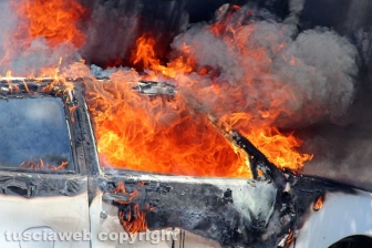 Auto a fuoco davanti al tribunale