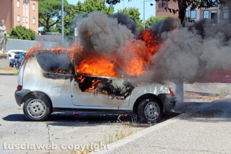 Auto a fuoco davanti al tribunale