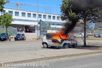 Auto a fuoco davanti al tribunale