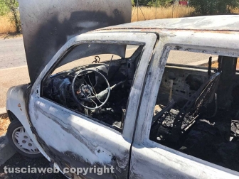 Auto a fuoco davanti al tribunale