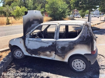 Auto a fuoco davanti al tribunale
