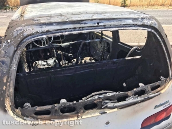 Auto a fuoco davanti al tribunale