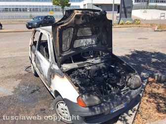 Auto a fuoco davanti al tribunale